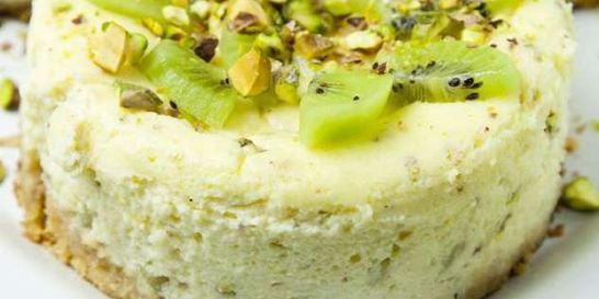 Порционные чизкейки с киви и фисташками