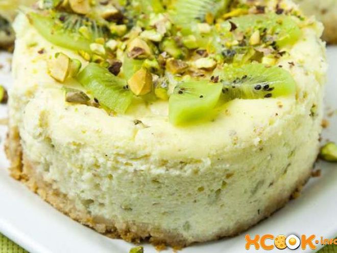 Рецепт порционных чизкейков с киви и фисташками