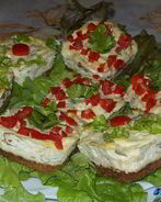 Закусочные миничизкейки с травами и пармезаном