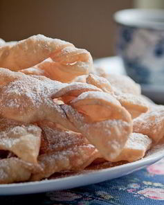 Десерт Хворост под снегом