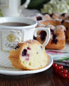 Кекс на яичных белках со смородиной