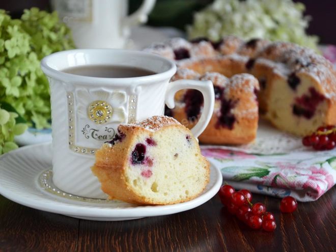 Рецепт кекса на яичных белках со смородиной