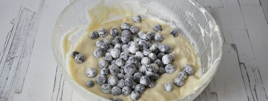 кекс на яичных белках со смородиной. Шаг 9