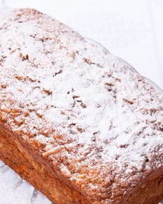 Кекс с кленовым сиропом и яблоками