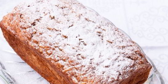 Кекс с кленовым сиропом и яблоками