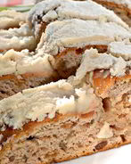 Кекс с орехами и изюмом