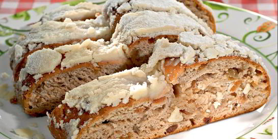 Кекс с орехами и изюмом