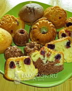 Кексики двухцветные с вишней