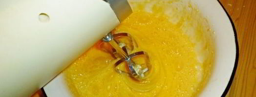 кексики двухцветные с вишней. Шаг 5