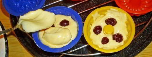 кексики двухцветные с вишней. Шаг 8