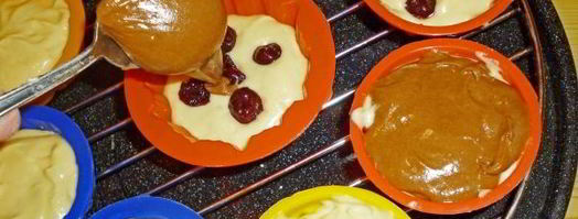 кексики двухцветные с вишней. Шаг 10