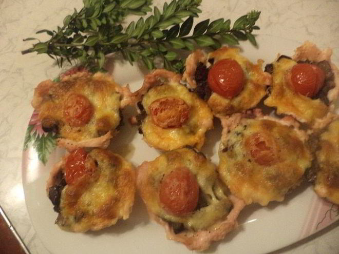 Рецепт кексов из куриного филе с шампиньонами и сулугуни