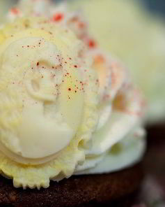 Кексы Красный бархат с вишневой начинкой