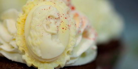 Кексы Красный бархат с вишневой начинкой