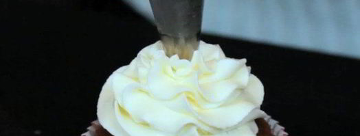 кексы красный бархат с вишневой начинкой. Шаг 13