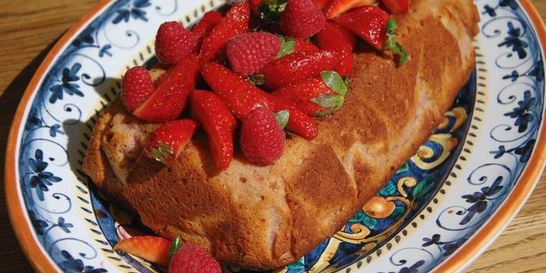 Малиновый кекс с ягодным соусом