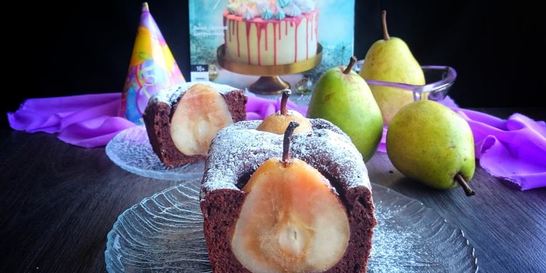 Шоколадный кекс с грушей в глинтвейне