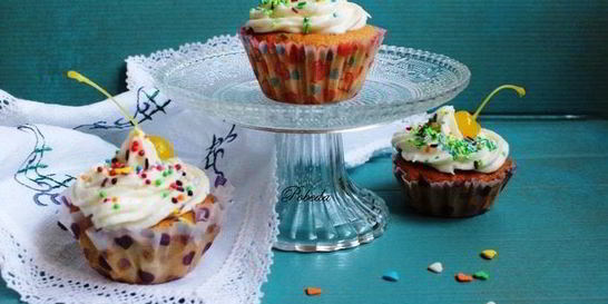 Сливочные капкейки с шоколадной начинкой и сырным кремом