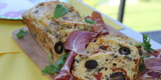 Закусочный кекс с летними овощами, вялеными томатами и белым вином