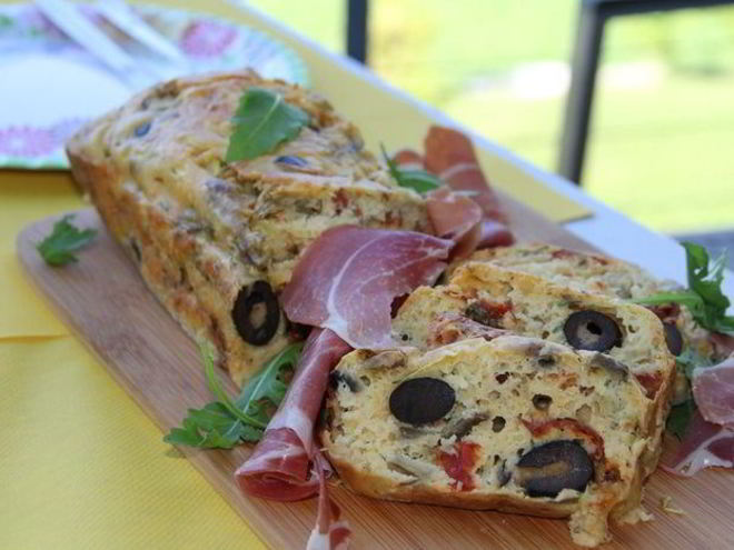 Рецепт закусочного кекса с летними овощами, вялеными томатами и белым вином