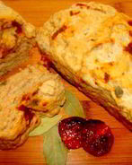 Домашний хлебушек с вялеными томатами, кедровыми орешками и каперсами