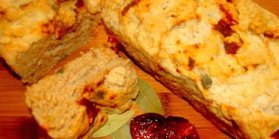 Домашний хлебушек с вялеными томатами, кедровыми орешками и каперсами