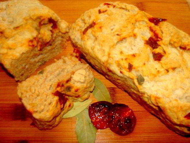 Рецепт домашнего хлебушка с вялеными томатами, кедровыми орешками и каперсами