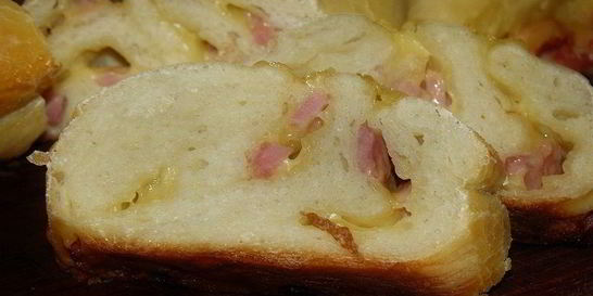 Хлеб с колбасой и сыром в хлебопечке