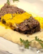 Мясной хлеб с яйцом и орехами