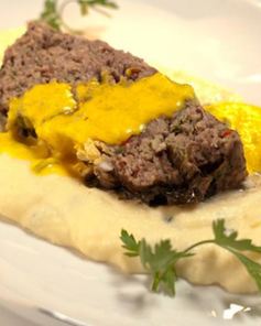 Мясной хлеб с яйцом и орехами