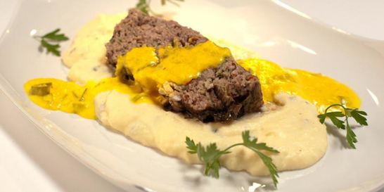 Мясной хлеб с яйцом и орехами