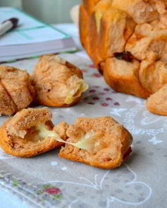 Разборный томатный хлеб с начинкой