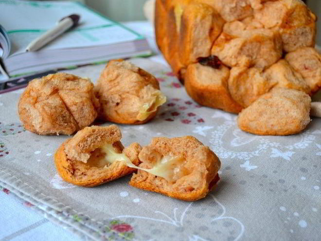 Рецепт разборного томатного хлеба с начинкой