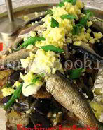 Шпроты на подушке из хлеба и баклажан