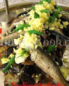 Шпроты на подушке из хлеба и баклажан