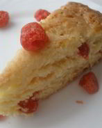 Сконы с вяленой вишней и лимонной глазурью