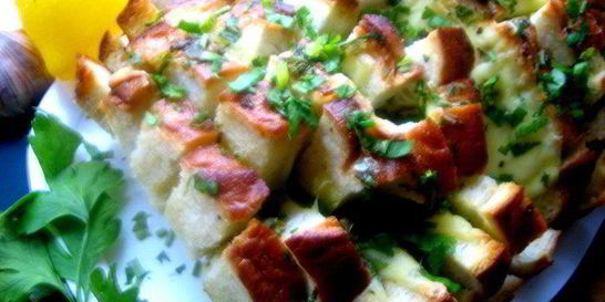 Сырный хрустящий батон с чесноком