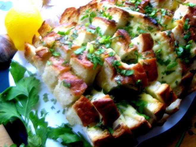 Рецепт сырного хрустящего батона с чесноком