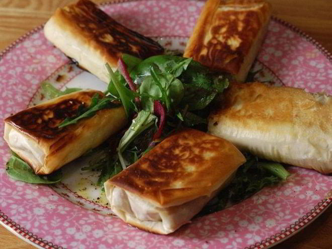 Рецепт хрустящих конвертиков с фетой, ветчиной и финиками