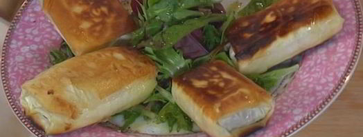 хрустящие конвертики с фетой, ветчиной и финиками. Шаг 10