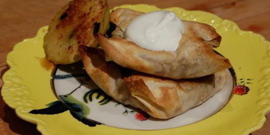 Конвертики из фило с запеченными яблоками