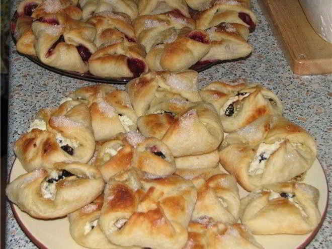 Рецепт конвертиков с черной смородиной, бананом и маскарпоне