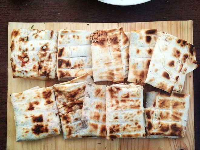 Рецепт конвертиков из лаваша с сулугуни, зеленью и томатами