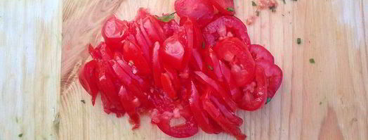 конвертики из лаваша с сулугуни, зеленью и томатами. Шаг 2