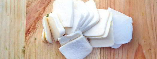 конвертики из лаваша с сулугуни, зеленью и томатами. Шаг 3