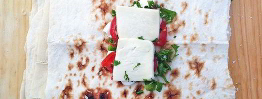 конвертики из лаваша с сулугуни, зеленью и томатами. Шаг 5