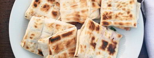 конвертики из лаваша с сулугуни, зеленью и томатами. Шаг 8