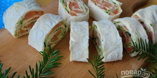 Лаваш с красной рыбой и огурцом