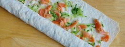 лаваш с красной рыбой и огурцом. Шаг 7