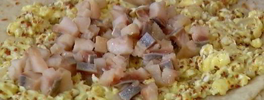 лаваш с яйцом, селедкой и зеленью. Шаг 8